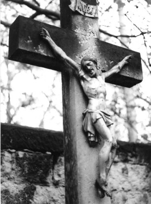 Grabmal mit Kruzifix : Grabmal mit Kruzifix. Sandstein (um 1900). Gekreuzigter. Dresden-Friedrichstadt, Neuer (Äußerer) Katholischer Friedhof