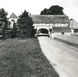Colditz-Hohnbach, Geithainer Straße 50. Gutshof. Straßenansicht mit Torhaus