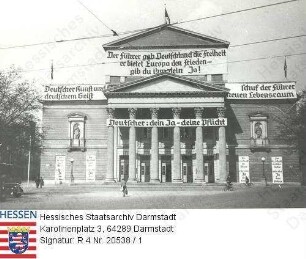 Darmstadt, 1936 März / NS-Wahlkampf für die Reichstagswahl am 29. März 1936, hier: mit NS-Parolen auf Spruchbändern geschmücktes Landestheater
