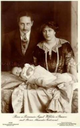 August Wilhelm und Alexandra Viktoria von Preußen mit Sohn Alexander Ferdinand