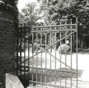 Cottbus-Schmellwitz. Nordfriedhof (1870 angelegt). Toranlage (Karlstraße).Torflügel