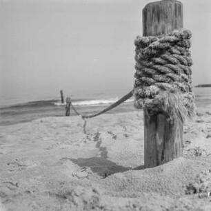 Pflock mit Sicherheitsseil am Strand von Henkenhagen (heute: Ustronie Morskie)