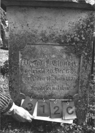 Grabstein 312 (Index: 99786320) Zustand: unten stark verwittert Maße HxBxT: 112x73x40 cm: Grabstein 312C