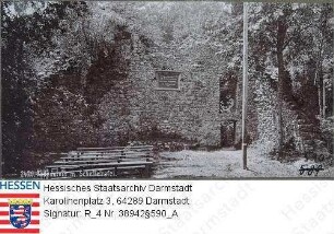 Fränkisch-Crumbach, Burgruine Rodenstein / Burghof mit Scheffeltafel