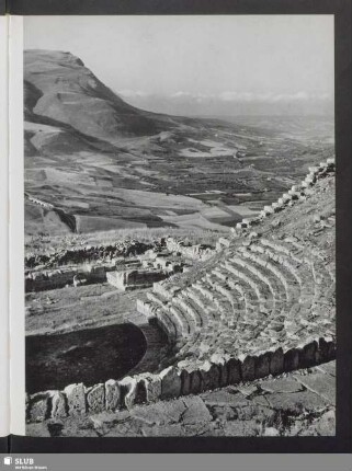 Das antike Theater gegen das Meer