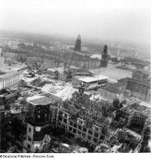 Ruine des Residenzschlosses, Kulturpalast im Bau, Altmarkt mit Kreuzkirche und Turm der Frauenkirche