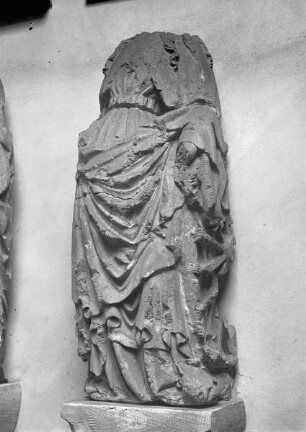 Bruchstück einer Skulptur der Heiligen Katharina