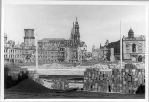 Dresden-Altstadt. Straßenbahngleisbau in der Ernst-Thälmann-Straße (Wilsdruffer Straße). Blick nach Norden gegen Schloßruine, Turm der Hofkirche und Johanneum