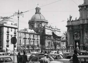Catania. Sizilien. In der Bildmitte die Kirche der Abtei Sant'Agata. Rechts die barocke Fassade der Kathedrale Sant’Agata (erbaut im 11. Jahrhundert, Wiederaufbau im 18. Jahrhundert)