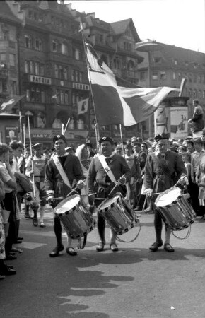 Basel (Schweiz): Markt; Trommler und große Fahne