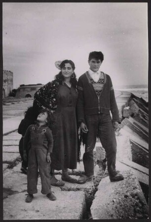 Junge Roma-Familie am Strand vom Saintes-Maries-de-la-Mer