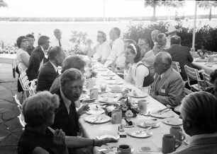 22. Tagung 1972 Mediziner; Beim Bayrischen Frühstück: Totale: rechts am Tisch: Gräfin Sonja Bernadotte und Ragnar A. Granit, links vorn Konrad Bloch