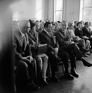 Theodor-Mommsen-Schule: Hamburger Straße: Aula: Festakt zur Eröffnung der VHS-Winterarbeit: Gastredner Gerhard Stoltenberg, Bundesminister für wissenschaftliche Forschung in vorderer Sitzreihe vorn rechts: dahinter Gäste: 15. Oktober 1967