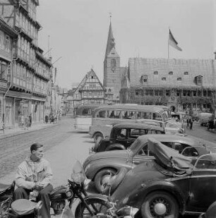 Quedlinburg. West- und Nordseite des Marktplatzes mit Rathaus und Türmen der Benediktinerkirche