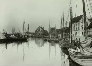 Wismar, Hafen : Wismar. Hafen mit Fischereifahrzeugen. Blick stromab