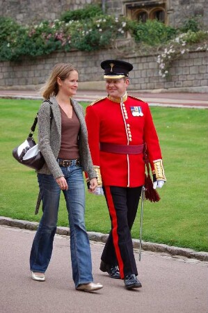 Königlicher Gardist mit Freundin in Schloss Windsor