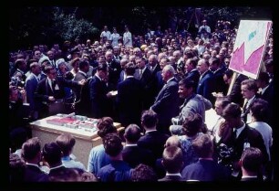 Kennedy AEG/ Menschenmenge, Betriebsmodell