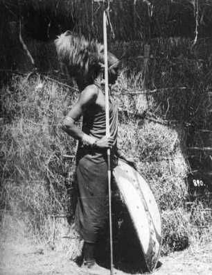 Massai in Kriegsschmuck mit Löwenfellmütze