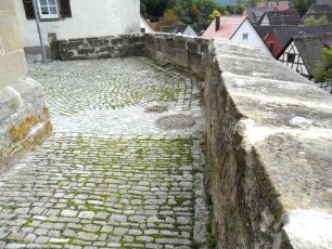 Rieden-Kirchhof im Nordwesten mit Kirchhofmauer im Verlauf-Wehrgang mit Steinbrüstung im 18 Jh abgetragen