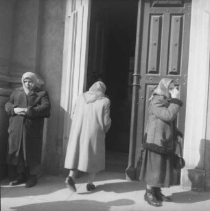 Frauen vor Kirchenportal : Warschau, Frauen vor einem Kirchenportal
