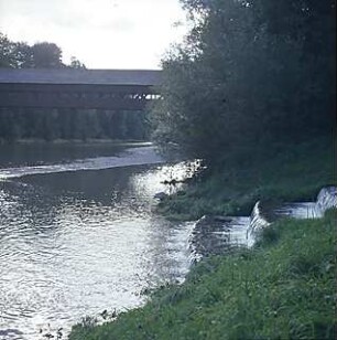 Hansjakob, Gottfried; München - Oberföhring; Isarinsel - Isar, St. Emmeram Brücke, Uferstreifen, Zufluss als Wasserfall (abgestuft)