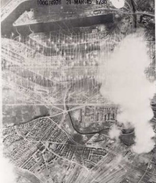 Amerikanische Luftbildaufnahmen von Kriegszerstörungen. Ausrichtung nach Norden (Bildstöreffekt / Bewölkung). Rheinhafen / Grünwinkel / Daxlanden