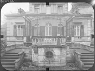 Dresden-Blasewitz, Goetheallee 57. Villa mit Nebengebäuden und Gartenhäuschen (1865, Umbau 1883). Gartenfront (Teilansicht) mit Aussichtsterrasse und Freitreppe