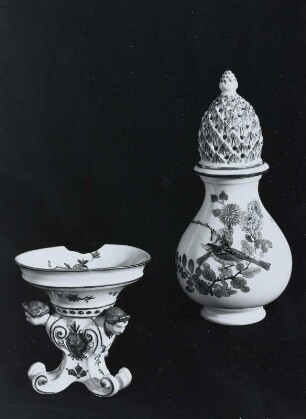 Zuckerstreuer mit Blumen- und Vogelmalerei im ostasiatischen Stil und Salznapf mit indianischen Streublumen, d. sächsisch-polnischen und d. Brühlschen Wappen