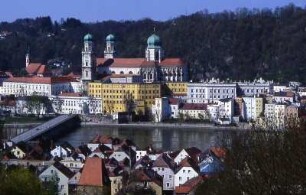Stadt und Dom in Passau : Stadtübersicht mit Domtürmen, aufgenommen in Passau ca. 2001