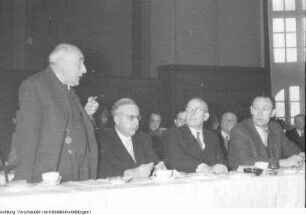 Dresden. Dr. Johannes Dieckmann Liberaldemokratische Partei Deutschlands (LDPD) 1893-1969, Präsident der Volkskammer vor der Intelligenz Dresdens anlässlich des 13. Februars, 1956
