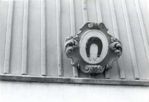 Zunftzeichen an der alten Schmiede in Schweinerden : Bauwesen - Wohnung, Exterieur. Ort: Swinarnja / Schweinerden. Zeichen über der alten Schmiede