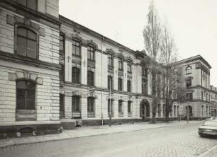 Dresden-Friedrichstadt, Berufliches Schulzentrum für Gastgewerbe Dresden "Ernst Lößnitzer". 1881 erbaut als XVII. Bezirksschule, später 17. Oberschule "Christian Beham", Straßenansicht