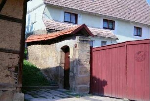 Hofabschluss mit niedrigem Holztor, Mauer mit Personenpforte
