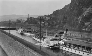 Personen-Seitenraddampfer "John Penn" (1864, Werft Blasewitz) von und "Tetschen" (1892, Werft Blasewitz) in der Schleuse am Schreckenstein (Strekov)