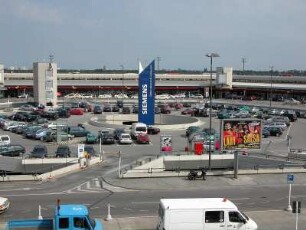 Berlin - Flughafen Tegel : Abfertigungsgebäude und Vorplatz, aufgenommen 2004 am Flughafen Tegel in Berlin