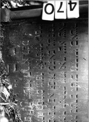 Grabstein 470 (Index: 99803770) Material: Sandstein Zustand: gut Maße HxBxT: 133x78x16 cm Beschreibung: Stele mit verdacht. eingezog. Rundbogen, Seitenakroterien, zwei Halbsäulen Symbolik: Seitenakroterien, Halbsäulen Besonderheit: Endreim, längerer Text: Grabstein 470 (Detailaufnahme 2)