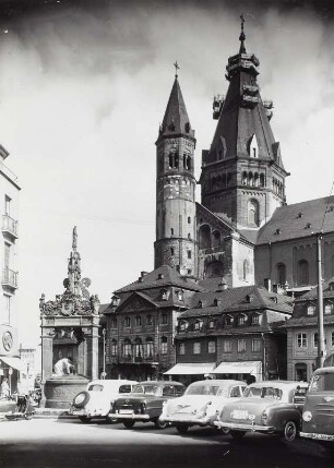 Mainz, Markt mit Marktbrunnen und Blick auf den Dom von Südosten