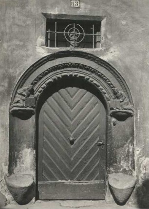 Sitznischenportal : Freiberg (Sachsen), Kirchgasse 13, ehemaliges Oberhüttenamt, heute Wohnhaus, Sitznischenportal mit Figuren von Bergleuten