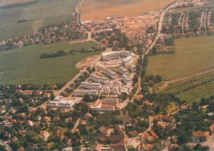 Dresden-Leubnitz-Neuostra. Dorfkern mit Klosterteichplatz und Alttorna, Hotel Treff, Wilhelm-Franke-Straße und Wohn- und Eigenheimsiedlung Leubnitzer Höhe gegen Gamighügel. Luftbildschrägaufnahme von Norden