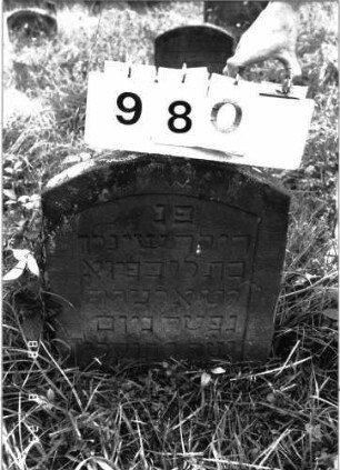 Grabstein 980 (Index: 100099095) Maße HxBxT: 44x41x8 cm Besonderheit: Kindergrab: Grabstein 980