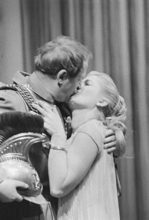 Szenenbilder aus "Amphitryon 38" von Jean Giraudoux. Kammerspiele (Deutsches Theater) Berlin, 16.10.1957 : Mit Wilhelm Koch-Hooge in der Titelrolle, Gisela Uhlen als Alkmene, Judith Harms als Ekklissa, Gisela May als Leda, Waldemar Schütz als Jupiter, Horst Drinda u. a.