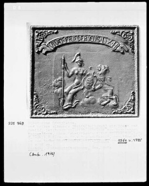 Auf Wolken sitzende Göttin (Bellona?) und hessischer Wappenlöwe