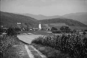 Wettelbrunn: Weinberg mit Kirchturm Ballrechten