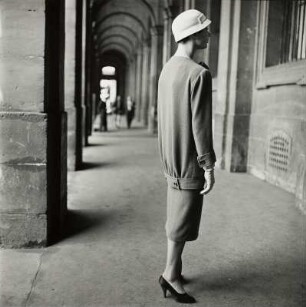 Modeaufnahme, Mode Balenciaga, Place de la Concorde (Mademoiselle)