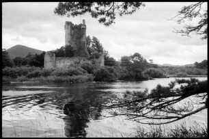 Killarney: Ross Castle, vom gegenüberliegenden Ufer