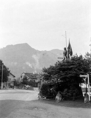 Straße mit Schmied-von-Kochel-Denkmal
