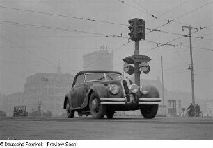 BMW 501 an der Ampelkreuzung am Karl-Marx-Platz (heute: Augustusplatz)