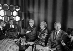 Breisach: Gruppen im Salon mit Maire Rey