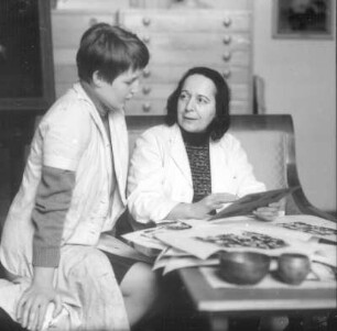 Professor Lea Grundig (1906-1977) mit einer Schülerin in ihrem Atelier
