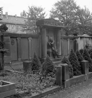Wandgrabmal der Familie Klinger : Wandgrabmal der Familie Klinger. Sandstein, Zinkguß (1920/1940, Zinkgußfigur um 1920). Chemnitz-Reichenbrand, Friedhof der Johanneskirchgemeinde